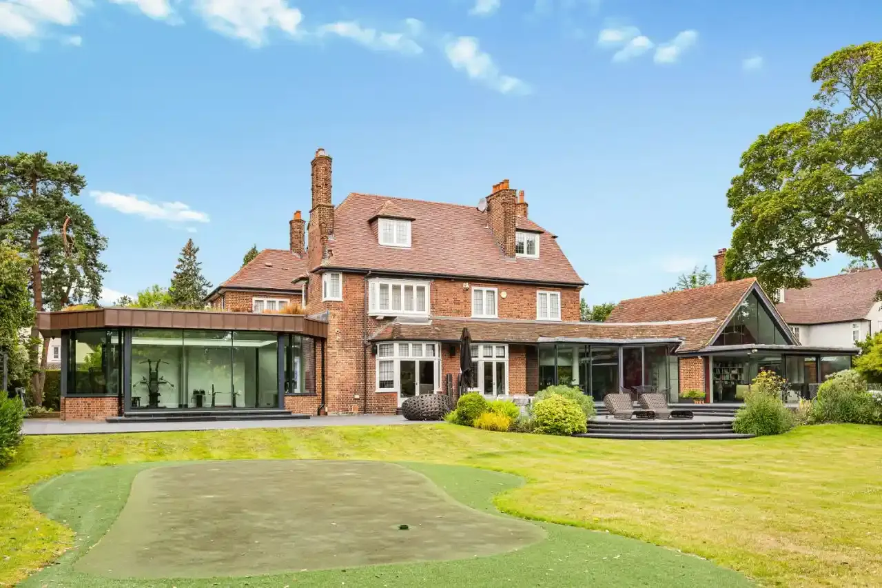 Manor Way Residence — image 1